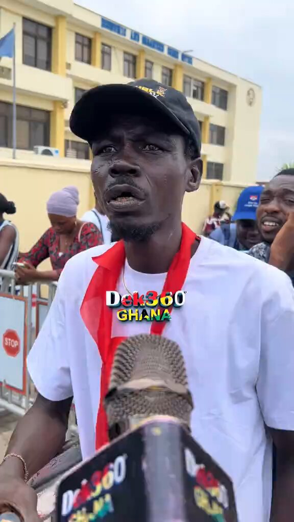 NPP protesters express their frustrations outside the EOCO headquarters while calling for the release of Miracle Aboagye. 😂😂😂