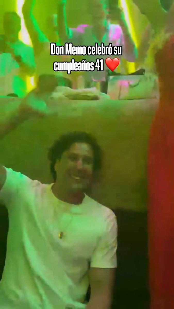 Don Memo festejó su cumpleaños en Acapulco y se llevó una ovación de todos los presentes 🥳 Celebró en grande su cumpleaños 41. (vía kamo01, yosoy8a)