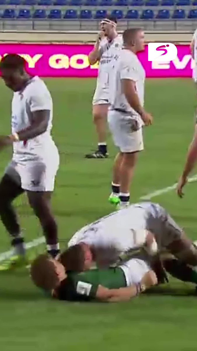 It's a moment of madness as Seb Kelly gets a red card for headbutting Luan Giliomee 🟥🙆♂️ Can the Junior Boks make their numerical advantage count to fight back from going down 12-20 at half-time? #SSRugby | #JuniorWorldChampionship