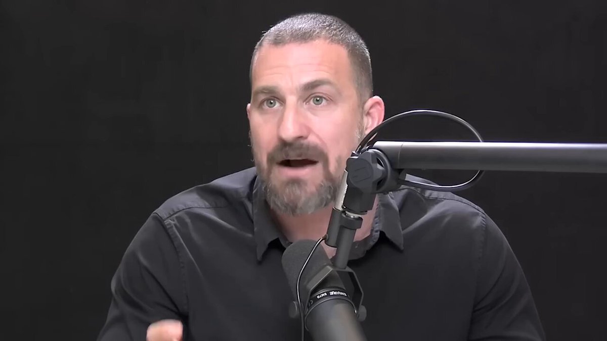 Andrew Huberman spent years studying intermittent fasting. He just broke down what's quietly wrecking people's fasting results. Here are 10 things he revealed (THREAD): 1. Late night eating ruins your liver's repair window