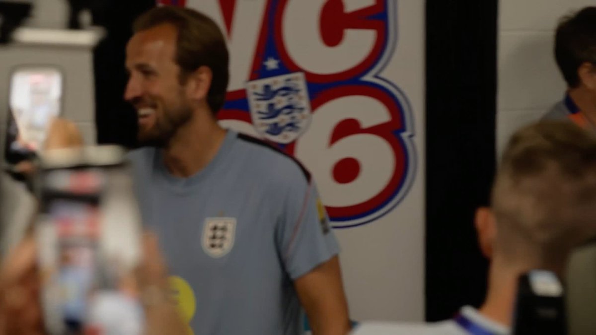 "I didn't have any hair gel to borrow from you" 😅 The moment Harry Kane gatecrashes Jordan Pickford's press conference 🏴󠁧󠁢󠁥󠁮󠁧󠁿