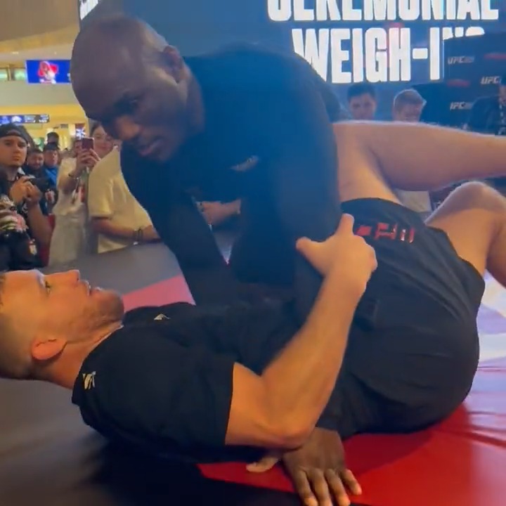 “You alright?” “Something popped” Disaster for Kamaru Usman ahead of his fight with Dricus Du Plessis in Oklahoma City 😟😟😟