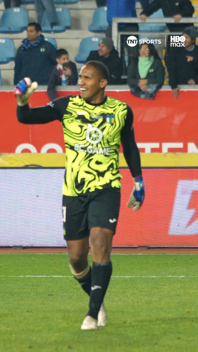🧤💥😮💨 ¡Lo vivió con todo! Omar Carabalí, quien decidió no ver los lanzamientos de sus compañeros en la tanda, se lució atajando este disparo, y fue clave en la clasificación de O'Higgins a la final de la #CopaDeLaLiga2026. Disfruta lo mejor del fútbol chileno. Suscríbete a #TNTSportsenHBOMax 📲💻 Link en la BIO 📍
