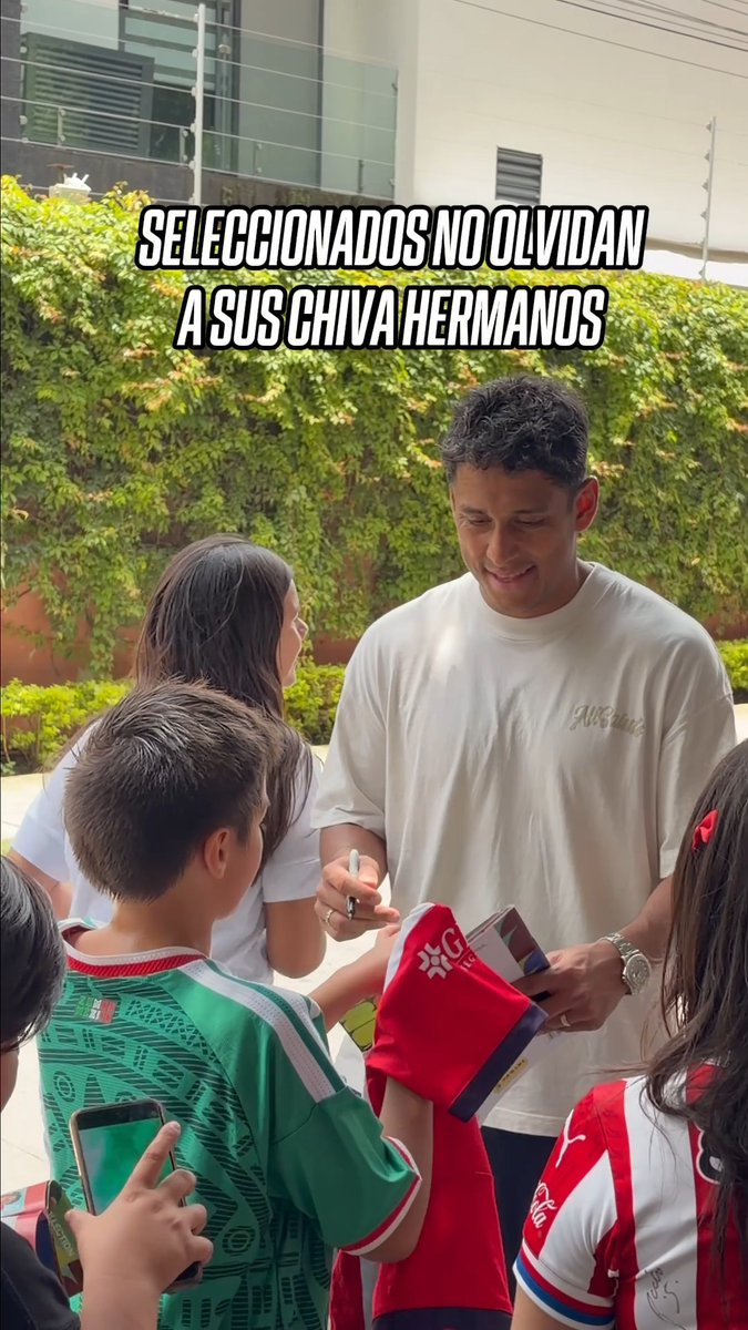 AGRADECEN A SU AFICIÓN 😍 Luis Romo y Tala Rangel regalan fotos y autógrafos a los chiva hermanos... Romo hasta se bajó del auto.