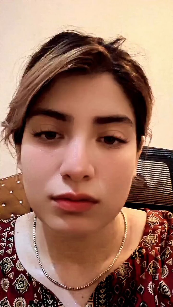 افففففف یہ گرمی۔۔۔۔۔ہائےےے یہ گرمی 🥵 آپکو بھی اتنی ہی لگتی ہے جتنی ان باجی کو لگی 440 واٹ کی 🤷‍♀️