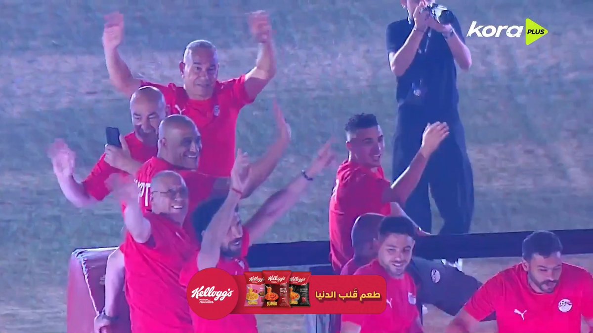 والله عيب اللي انتم بتعملوه ده.. مصر بلد محترم.. ولا تستحق أن تصبح مسخرة العالم على أيدي بعض السفهاء... الاحتفالات المبالغ فيها بإنجاز صغير للغاية وحالة الهوس ليست فقط دليل عته وخبل، لكنه تأكيد أنه لا توجد إنجازات حقيقية في الفترة الحالية كي نحتفل بها.
