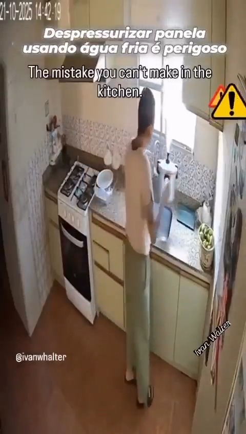 فيديو مرعب وثقته كاميرات منزلية لانفجار قدر الضغط (كوكوت) إثر نقعه في الماء لتبريده 🤯💥