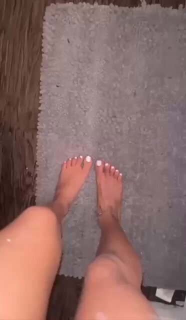 Worship my toes baby😩 message me for my soles , scat and all feltish vids😍😘