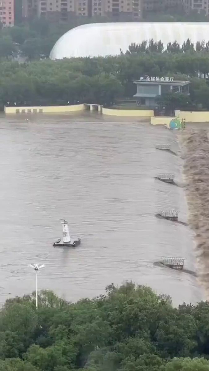 沈阳暴雨，浑河灯塔被冲走！台风巴威带来特大暴雨致使沈阳浑河迎来大洪水，水位远超警戒值。浑浊洪水漫过沿岸步道，河面浮式航标灯塔被水流冲断固定，顺着河道漂移，存在撞击桥梁风险。