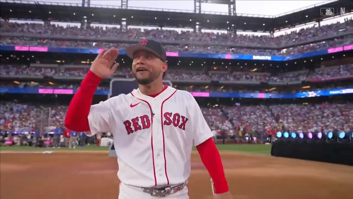 Willson Contreras taunts the crowd in Philly as he enters the Home Run Derby 👀😂 (via Netflix 📺)