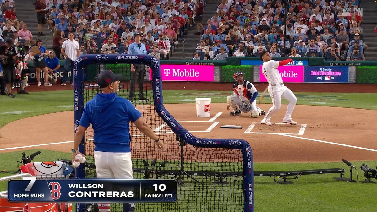 Willson Contreras just hit a 490 ft BOMB in the Home Run Derby 😳 (via Netflix 📺)
