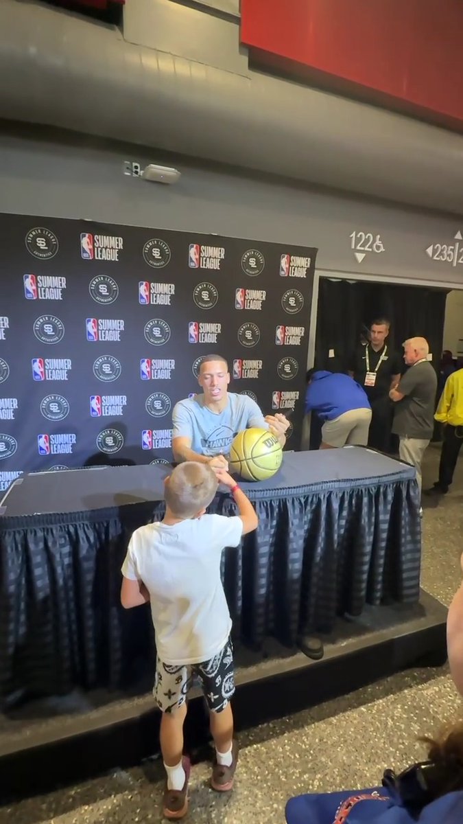 When you drop 30, everybody wants your autograph ✍️👏 Kobe Johnson