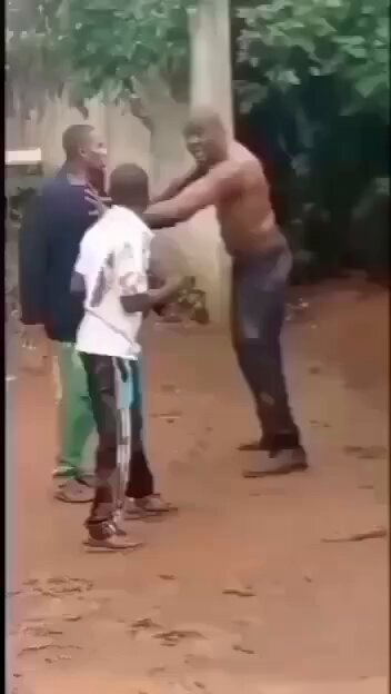 Make una dey hold me if una see me say I wan go fight abeg No be small beating I collect today 🤧😂