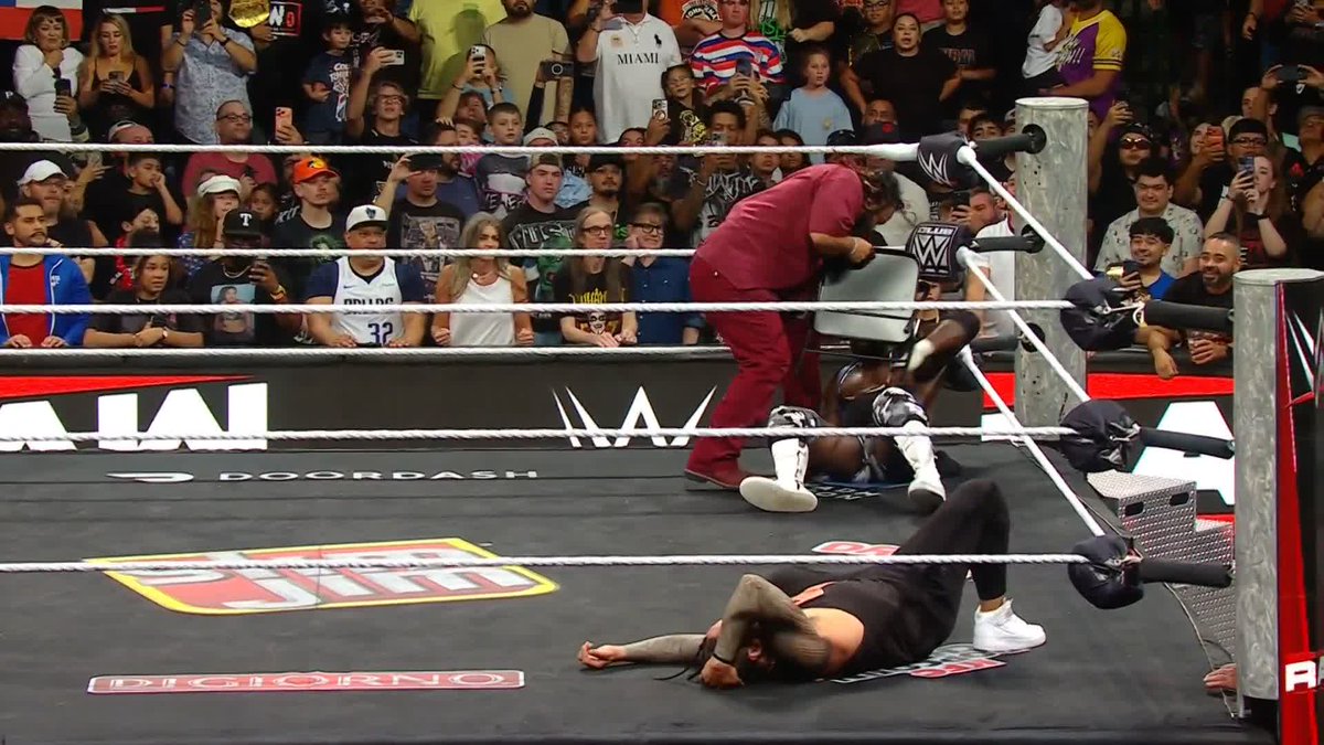 Jacob Fatu is ATTACKING Royce Keys on behalf of The Bloodline 😥