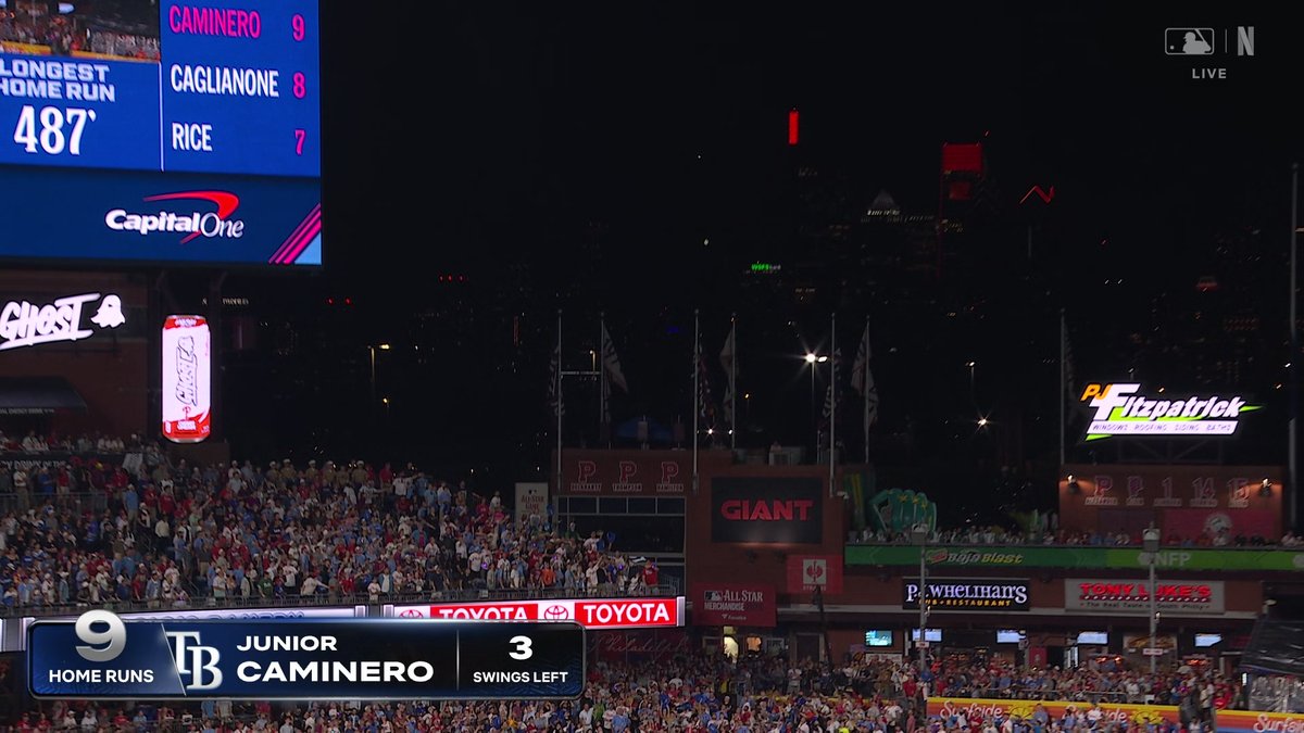 WHAT A GRAB FROM THIS FAN ON A 487 FOOT JUNIOR CAMINERO HOME RUN 👏 The T‑Mobile Home Run Derby is LIVE NOW on Netflix! #HRDerby