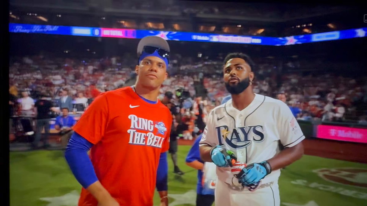Juan Soto aconsejando a Junior Caminero de dónde debe pararse a batear, Caminero acepta el consejo con humildad 🇩🇴❤️ #HomeRunDerby