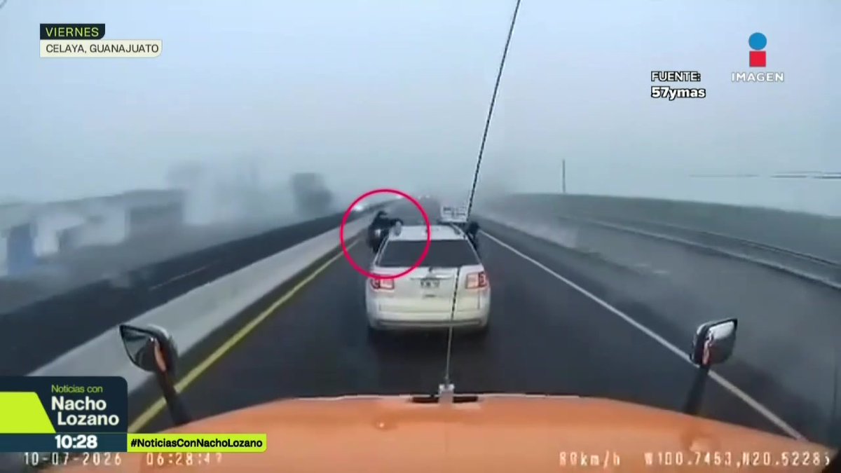 Hombres armados dispararon contra un tráiler para obligarlo a que se parara en una carretera en #Celaya, #Guanajuato. Los tripulantes del camión no se detuvieron y esto pasó: