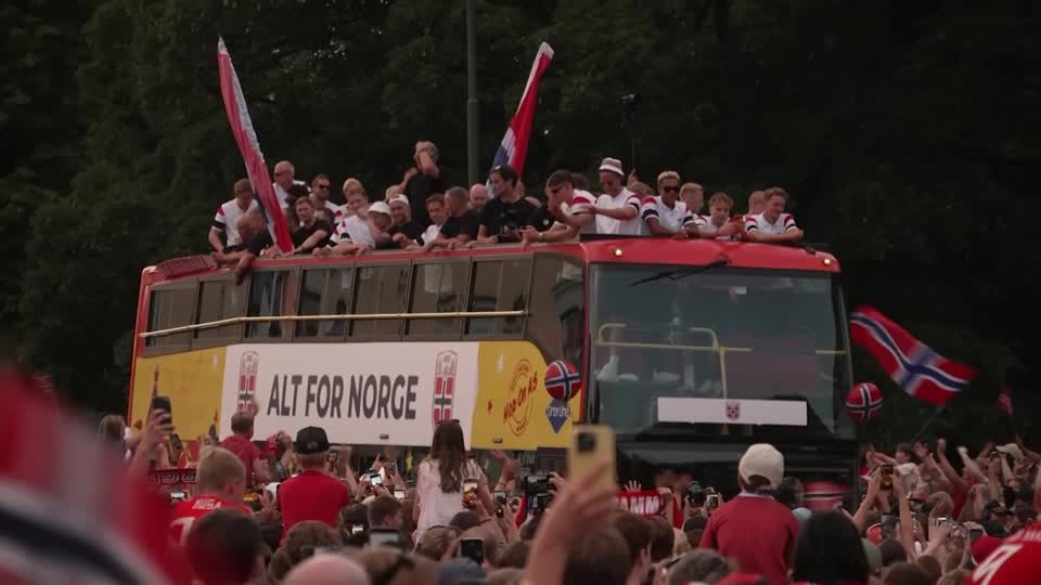 Norway's soccer team received a heroes' welcome after their World Cup run ended in a 2-1 quarter-final defeat to England, as fans packed the Royal Palace square for a final ‘Viking row’