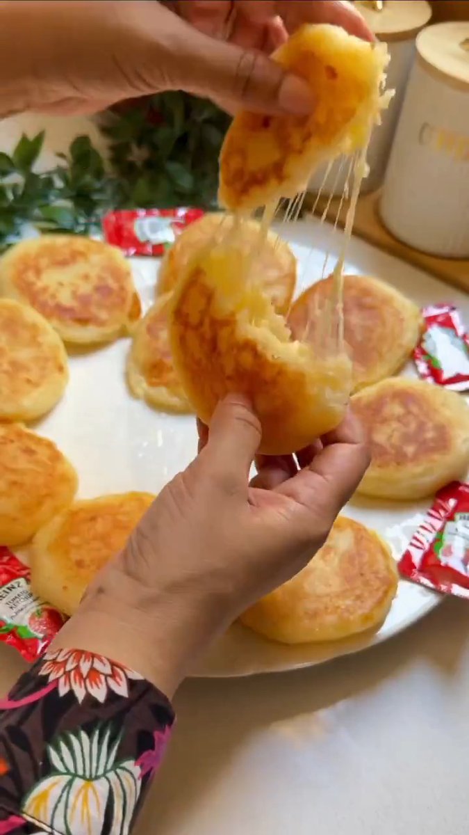 فطائر سريعة وسهلة للصبوح بدون بيض ولا دقيق ولا لبن... اجمل شي الحشوة الذي داخلها وهيا تسيح 🤤