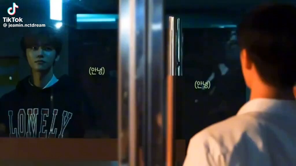 mau berkeluh kesah panjang~ sebenernya dari drama wind up tayang beneran menguras energi gue banget as nominist. haters terkhusus akgae ikut campur terus, diremehin cuma perkara short video (dikatain drama t1ktok), dicemooh karena tayang di aplikasi baru, dikatain target pasarnya cuma fans doang, itu pun buat yang mau bayar aja karena mahal, dikatain cuma ngasih makan shipper, terus jeno jaemin dikatain sapi perah agensi padahal dia fans dari salah satu idol itu. nominist yang berlangganan di aplikasi itu dikatain pembela kapitalis agensi. sejujurnya gue bingung sebenarnya mau mereka apa? satu satunya platform ya cuma itu? mau berhayal bakar gedung agensi pun ga bakal bikin dramanya pindah di aplikasi lain. makanya mau ga mau kita jor jor an support mereka diaplikasi baru itu sampe aplikasinya error saking banyaknya yang masuk dan bisa dapat jutaan views dalam beberapa hari, padahal itu aplikasi baru, karena kita mencoba yakin mungkin dengan ini jadi potensi besar buat nomin. DAN BENAR, DRAMA MEREKA TAYANG DILAYAR BIOSKOP DI BEBERAPA NEGARA (bangga banget sama mereka🥹) dan ga akan gue maafin kalian yang ngaku ngaku fans tapi ngeremehin drama ini di awal, skrg ikut ikutan ngerasa kalo itu juga hasil kerja keras kalian, ew. dan dari wind up ini juga yang bawa jeno jaemin jadi nominasi di acara bergengsi, disandingkan sama aktor aktor hebat yang pengalaman acting mereka udah puluhan tahun (BANGGA BANGGA BANGET) boong banget kalo ga ngebatin pengen ada salah satu dari mereka yang menang, karena gue pengen banget ada yang bisa dapet trophy itu. makanya nominist coba buat vote mereka dua duanya, ya karena kita ngebiasin 2 anak hebat itu (oh how i proud of them) biar ga ada timpang tindih antara jeno sama jaemin. tapi hal ini pun dicari celahnya sama akgae (dan mungkin aja ada dari mereka yang pernah ngeremehin drama wind up ini di awal). cuma perkara kita vote dua duanya, dan ga berhasil ngasih salah satu dari mereka diposisi pertama, seolah olah kekalahan ini salah kita (belum kalah sih masih ada harapan buat menang). bikin narasi ke kita kalo kita pengen mereka berdua kalah cuma karena mencoba buat fair antara jeno dan jaemin. gue jadi mempertanyakan apakah beban vote ini cuma buat kita? ga sedikit dari nominist yang takut sama hasil akhirnya, karena ya ke trigger disalah salahin terus. sekarang apapun hasilnya, menang atau pun kalah, kita udah keren banget bisa bawa drama ini makin dikenal sama banyak orang karena udah naik layar lebar di beberapa negara. kita udah keren karena bisa bawa mereka ke nominasi bergengsi, SDA Seoul International Drama Awars (keren banget ya jeno jaemin kita) gue ga akan mengkredit kan kalo ini cuma usaha nominist doang, pasti ada fans unit, shipper, solo stan atau orang lain yang sekedar suka jeno jaemin, makasih buat kalian yang ga pernah underestimate drama ini dan tetap memilih buat dukung mereka🥹🩵🩷