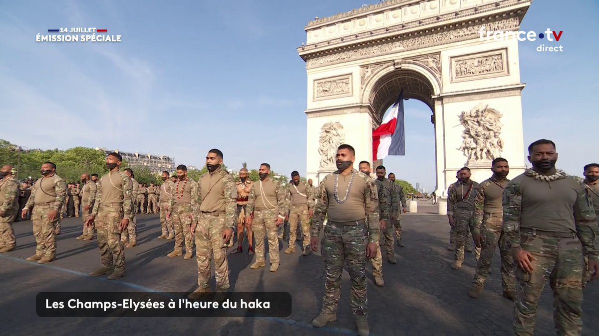 🇫🇷 Les ultramarins du 11e régiment d'infanterie de marine font un haka devant l'Arc de Triomphe #14Juillet #fetenationale