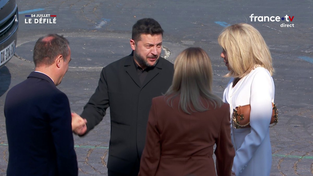 🇫🇷 Le président ukrainien Volodymyr Zelensky a été chaleureusement applaudi à son arrivée pour assister au défilé militaire sur les Champs-Élysées. #14Juillet #fetenationale