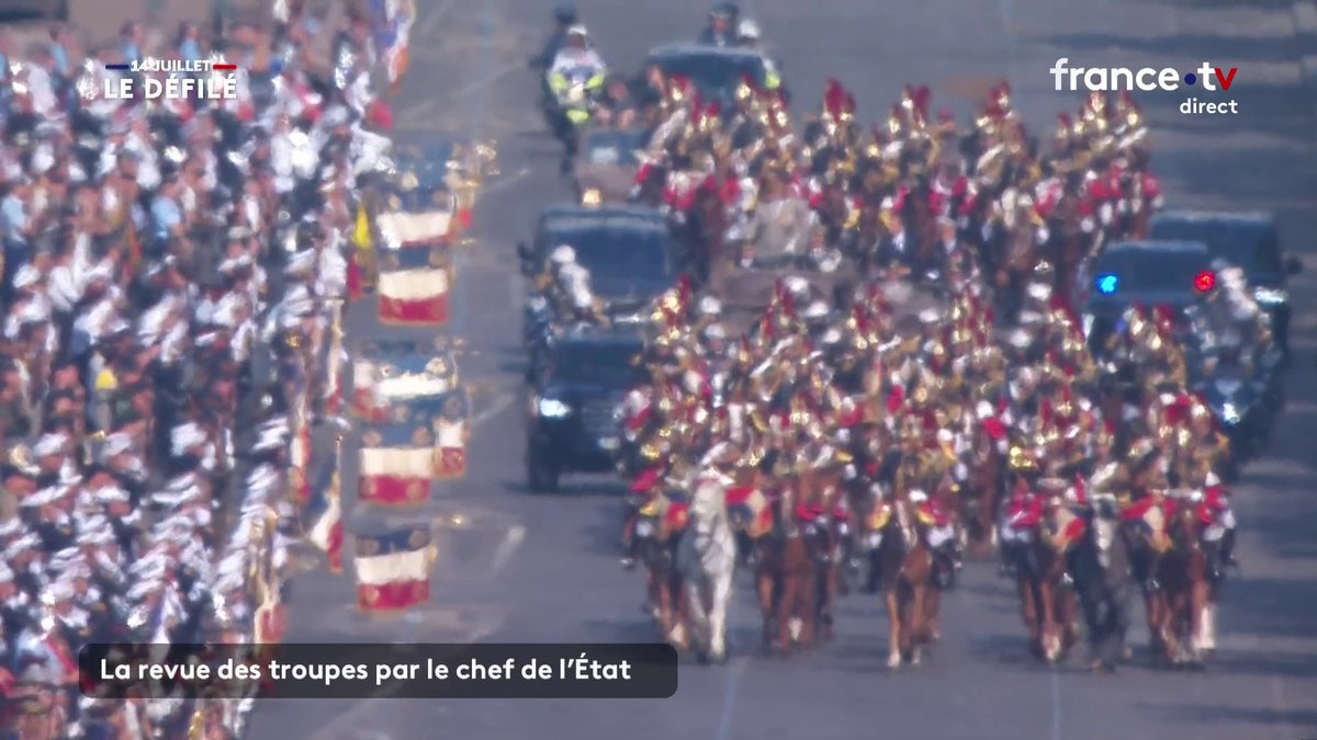 Le président de la République, Emmanuel Macron, descend les Champs-Élysées en compagnie de la Garde républicaine. #14Juillet #fetenationale
