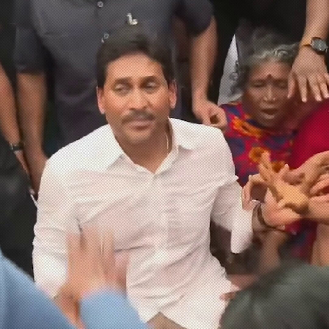 #YSJaganWithFisherMen జగనన్నా.. మీరు ఒక్క భరోసా ఇస్తే.. జీవితాంతం మీ ఫొటో పెట్టుకుని బతికేస్తాం! ఎల్జీ పాలిమర్స్ ఘటన సమయంలో ప్రతిపక్షాలు కూడా భయపడే విధంగా బాధిత కుటుంబాలకు కోటి రూపాయలు ప్రకటించిన ఏకైక సీఎం మీరే జగనన్న ఇప్పుడు ఈ ఆరు మత్స్యకార కుటుంబాలకి మీరు భరోసా ఇస్తే చాలు జగనన్నా! -మత్స్యకార కుటుంబం వినతి #SadistChandraBabu #YSJaganInVizag #CBNFailedCM