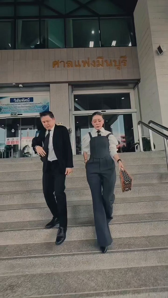 #เป็กกี้ศรีธัญญา วันนี้ไปขึ้นศาลมาค่ะเรื่องเป็นแบบนี้ ..หลังจากที่ได้รับหมายศาลเมื่อวันที่ 30พฤศจิกายน68 ผ่านมาจะ8เดือนแล้ว.. "ก็ยังไม่ได้เริ่มพิจารณาในเนื้อคดีเลย" ..เนื่องจากปกติการฟ้องก็ต้องมีการวางค่าธรรมเนียมศาล ..แต่โจทก์ขอฟ้องแบบยกเว้นค่าธรรมเนียมศาล.. "แต่ศาลพิจารณาไต่สวนแล้วยกคำร้อง" ให้เหตุผลว่า "คดีไม่มีเหตุผลอันสมควรที่จะนำมาฟ้องร้อง" ..หากโจทก์ประสงค์จะฟ้องต่อ จึงให้ฝ่ายโจทก์ "นำเงินมาวางศาล" พอถึงวันนี้โจทก์มาขอขยายเวลาอีก ครั้งนี้เป็นครั้งสุดท้ายศาลให้เพียง 10 วัน ต้องวางภายในวันที่ 23 กรกฎาคม หากไม่มีเงินมาวางศาล ถือว่า โจทก์ไม่ประสงค์จะดำเนินคดีอีกต่อไป .. สรุปคือรอลุ้นอีก 10 วัน