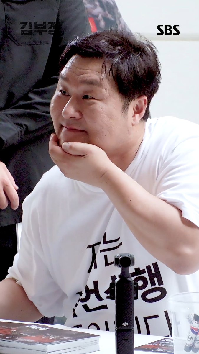 여러분은 충분히 말씀하셔도 됩니다✌️ 윤경호만 말 못 하는 '묵언 수행 사인회' 직캠📸 그리고 곧 공개될 윤경호의 '13시간 묵언 수행 Vlog'도 기대해 주세요🙌 SBS 금토드라마 <김부장> ☞ [금,토] 밤 9시 50분 #SBS금토드라마 #김부장 #AgentKimReactivated #소지섭 #최대훈 #윤경호