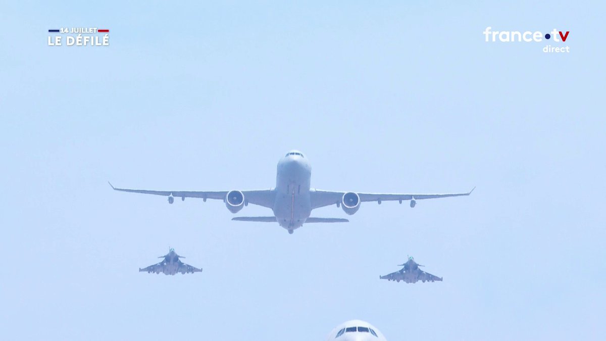 🇫🇷 Le défilé aérien a débuté, avec notamment Thomas Pesquet aux commandes d'un avion ravitailleur. #14Juillet #fetenationale