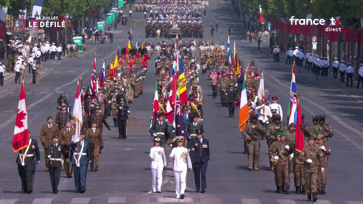 🇫🇷 Les militaires représentant les 35 pays de la coalition des volontaires ouvrent la marche de ce défilé du 14-Juillet #14Juillet #fetenationale