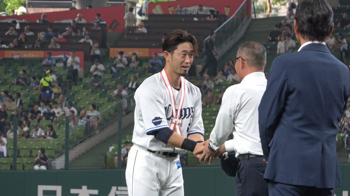 #外崎修汰 選手の「通算1000安打達成」連盟表彰式が、試合前に行われました。 #マリーンズ の皆さんもご参列ありがとうございました! ▼外崎選手スペシャル映像 #seibulions