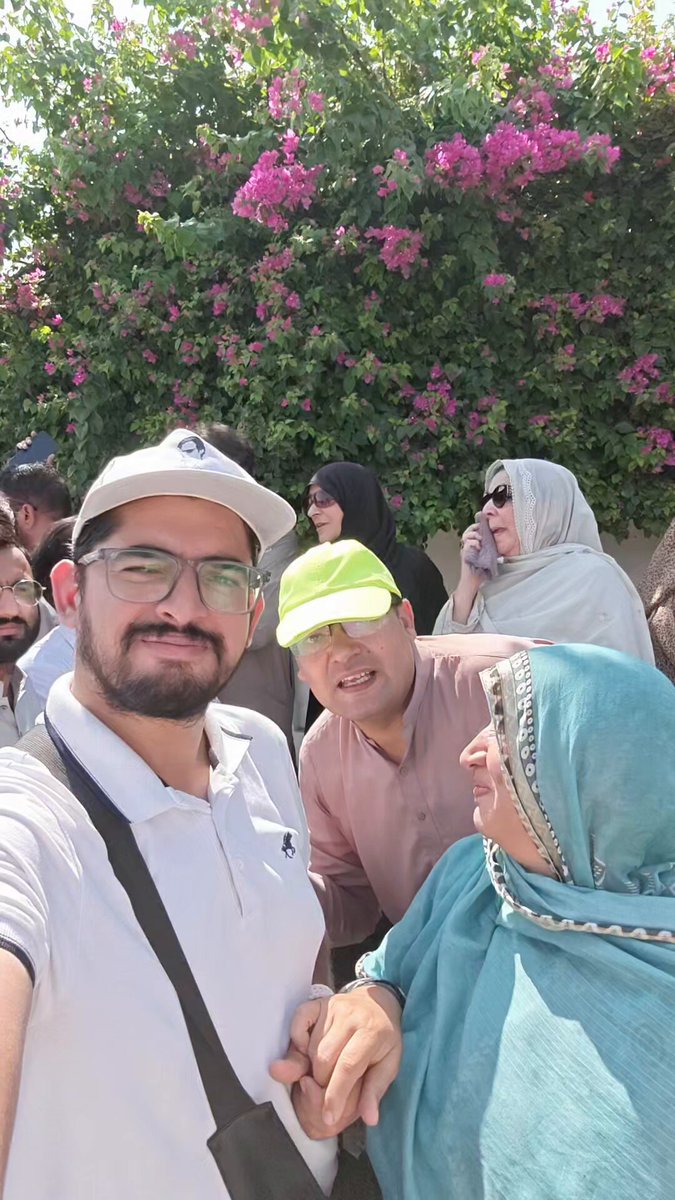 اڈیالہ جیل کے باہر موجود ہیں