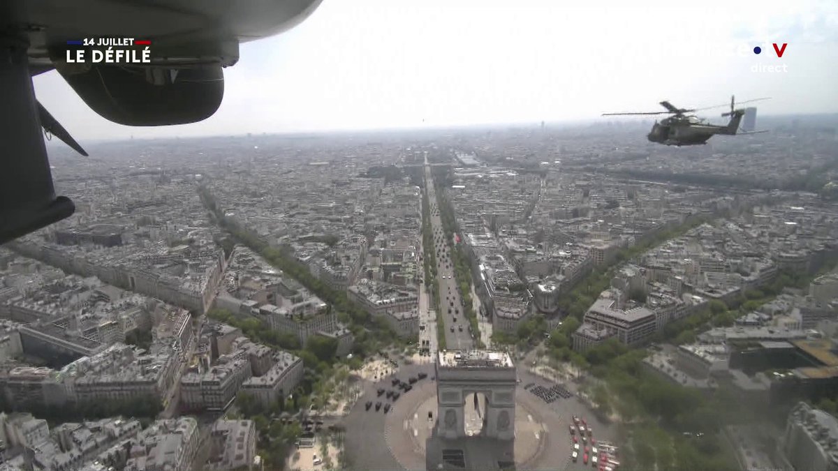 🇫🇷 Achille Muller, plus de 100 ans et engagé dans la Seconde Guerre mondiale, est à bord d'un hélicoptère qui survole Paris. #14Juillet #fetenationale