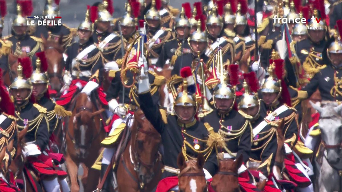 🇫🇷 193 chevaux et cavaliers de la Garde républicaine descendent à nouveau les Champs-Élysées sous les applaudissements du public. #14Juillet #fetenationale