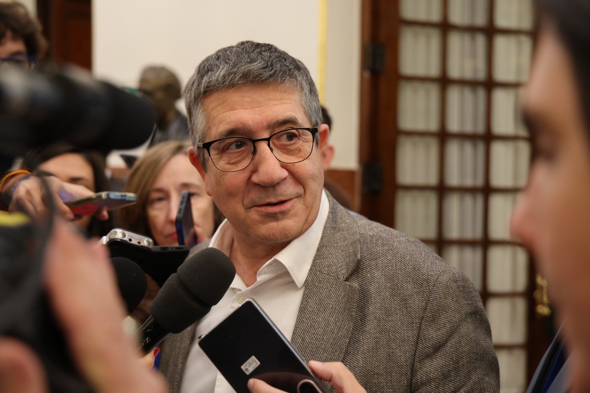Si yo diera consejos, le diría a Feijóo que se vaya de vacaciones y no vuelva. Cada semana que pasa demuestra más su incapacidad: ataca los derechos de las mujeres, quiere recortar las bajas de los trabajadores y su única "política exterior" es meter a España en conflictos con todo el mundo. Esta es la oposición que tenemos.