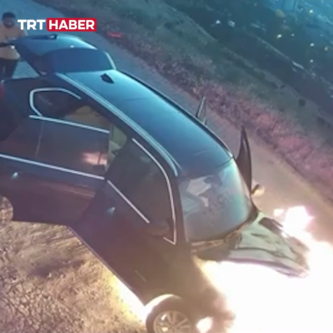 Muş’ta motoru alev alan araçta patlama meydana geldi.