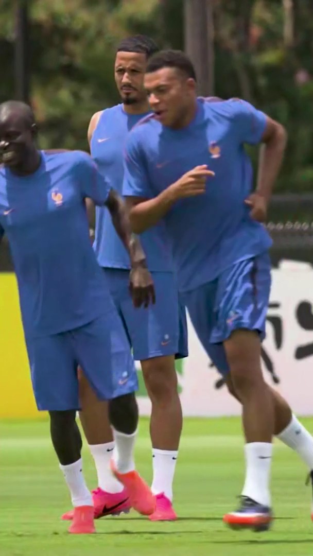 ⚽️🔥 اللمسات الأخيرة قبل القمة... كيليان مبابي ورفاقه يضعون اللمسات الأخيرة في التدريبات، استعدادًا للمواجهة المرتقبة أمام إسبانيا في نصف نهائي كأس العالم FIFA 2026™. 👀🇫🇷 📦 اشترك الآن 👇 🔗 📱 #كأس_العالم2026