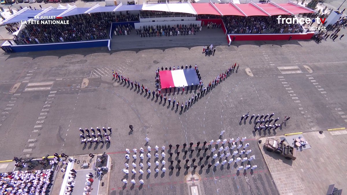 🇫🇷 L'hymne national, la Marseillaise, est chanté devant la tribune du président de la République, Emmanuel Macron, et de ses invités. #14Juillet #fetenationale
