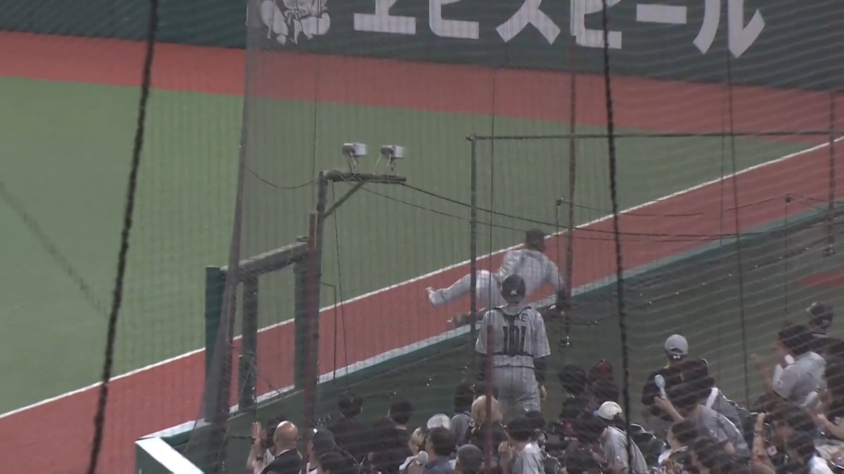 全力プレーでボールを掴み取る！👏 イケメンベースボール！⚾ 千葉ロッテ 藤原恭大 選手のファインプレー！✨ 👇ライブ配信・見逃し配信を見る