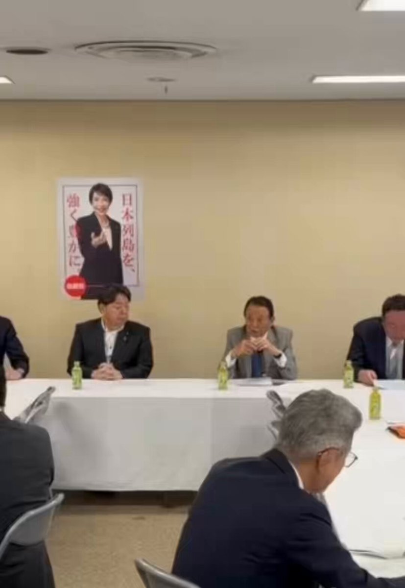 本日設立された「下関北九州道路の整備促進を図る会」（自民党の衆議院議員で構成）の会長を拝命しました。 関門トンネル・関門橋は、長年にわたり本州と九州を結ぶ大動脈として重要な役割を果たしていますが、一方で、施設の老朽化や事故・災害時の代替ルート確保は喫緊の課題です。 現在、検討が進められている「下関北九州道路」は、本州と九州を結ぶ新たな幹線道路ネットワークとして、関門地域の一体的な発展はもとより、広域連携の強化や国際競争力の向上にも大きく寄与する重要なプロジェクトです。 会長として、早期建設の実現に向け、関係者の幅広い理解と協力を得ながら、力強く活動を進めてまいります。