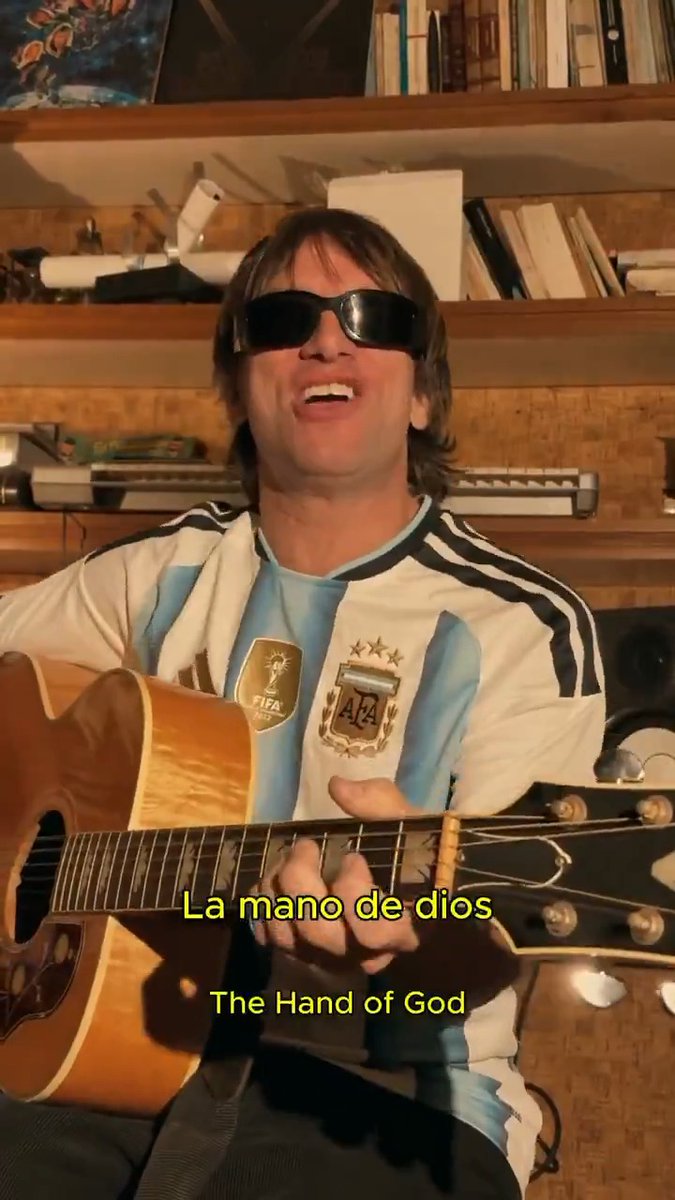 "Tengan miedo, Oasis" Joaquín Levinton interpretó Wonderwall, la canción de la banda británica, con una letra sobre Argentina en la previa del duelo contra Inglaterra por las semifinales del #Mundial2026.