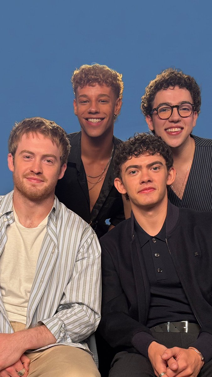 Hi? Oi! 💖🏳️🌈 OLHEM QUEM EU JUNTEI AQUI. Sim, Diego Lira e Miguel Lallo com Kit Connor e Joe Locke pra contar que O FILME QUINZE DIAS CHEGA NA NETFLIX DIA 19 DE AGOSTO! E sempre bom lembrar que Heartstopper Para Sempre estreia nesta sexta-feira, dia 17 de julho.