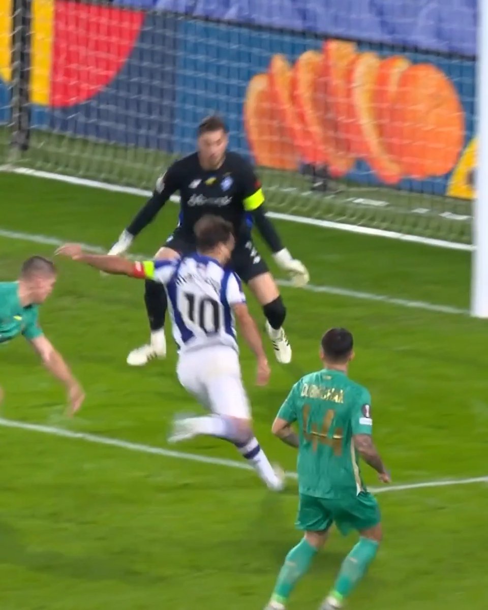 Oyarzabal in front of goal 💥 #UEL | Real Sociedad Fútbol
