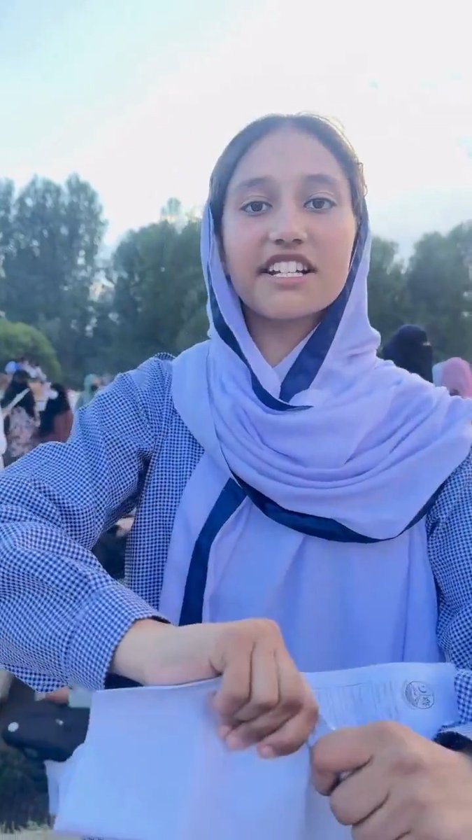 ہمیں روکا جا رہا ہے کہ دھرنے میں نہ جائیں، ایکشن کمیٹی نے ایسا کیا غلط کیا ہے؟ وہ تو ہمارے عوام کے حق کیلئے آواز اٹھا رہے ہیں۔ رینجرز کہہ رہے ہیں جو بچے دھرنے میں گئے ان کے 'ب فارم' نہیں مانے جائیں گے، ہمیں آپ کے 'ب فارمز' کی ضرورت نہیں ہے، پاکستانی عوام سے گزارش ہے ہمارے ساتھ کھڑے ہوں۔ ایکشن کمیٹی کے دھرنے میں شریک طالبہ کی جذباتی گفتگو، 'ب فارم' بھی پھاڑ دیا