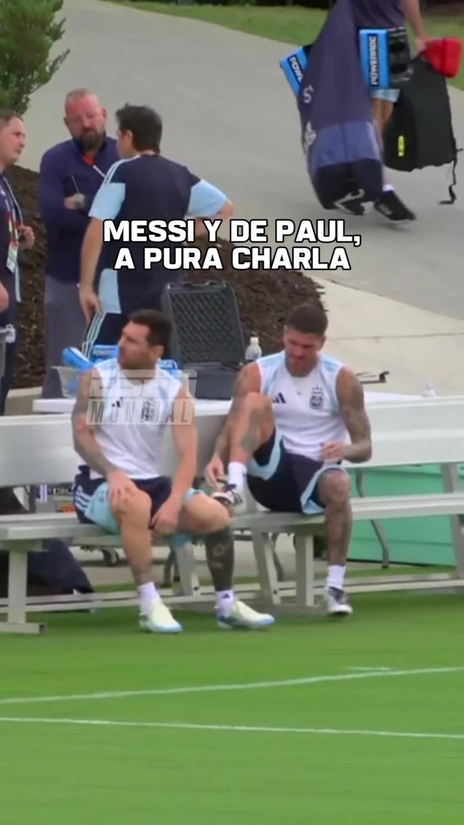 ¡MESSI Y DE PAUL, A PURA CHARLA! El capitán y el Motorcito, los primeros en salir al entrenamiento de Argentina, se quedaron solos charlando un largo rato... 🎬 #ESPNMundial 📺 Mirá los mejores partidos de la #FIFAWorldCup por ESPN, en el Plan Premium de #DisneyPlus