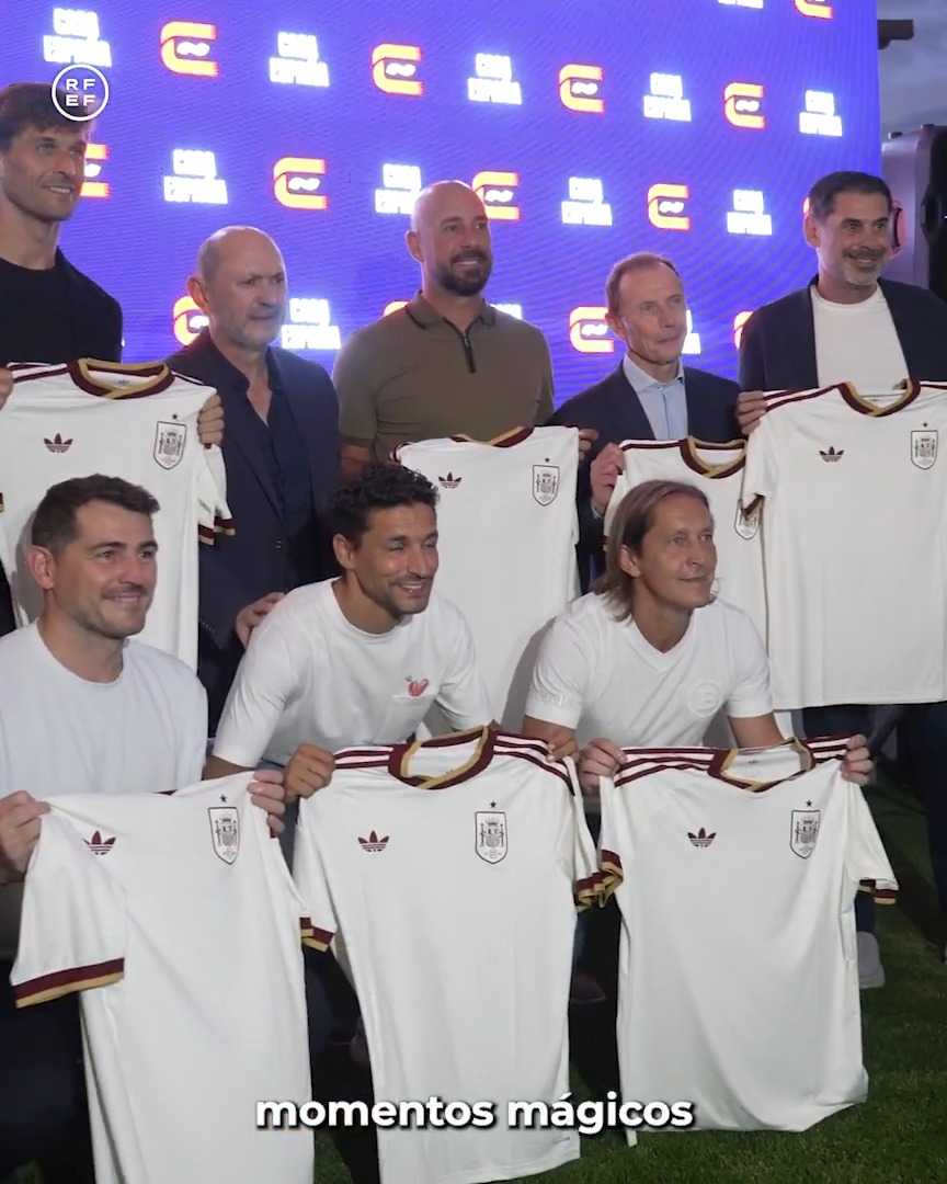 🗣 Rafael Louzán: "La @SeFutbol nos ha dado mucho y nos seguirá dando mucho". 🇫🇷-🇪🇸 El presidente de la RFEF encabeza en 𝗖𝗮𝘀𝗮 𝗘𝘀𝗽𝗮𝗻̃𝗮 Dallas el homenaje a nuestros campeones ⭐️ horas antes de la semifinal frente a Francia. ℹ️ #VamosEspaña