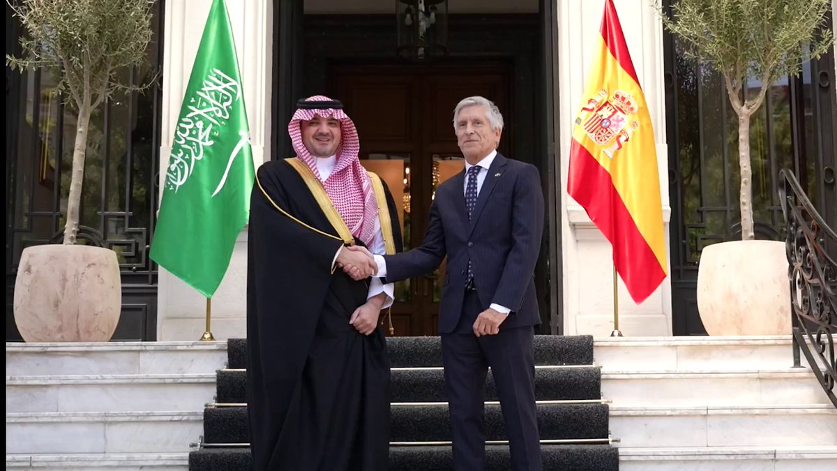 وزير الداخلية يعقد جلسة مباحثات رسمية مع نظيره الإسباني ويوقعان وثيقة التدريب الشاملة بين وزارتي الداخلية في البلدين