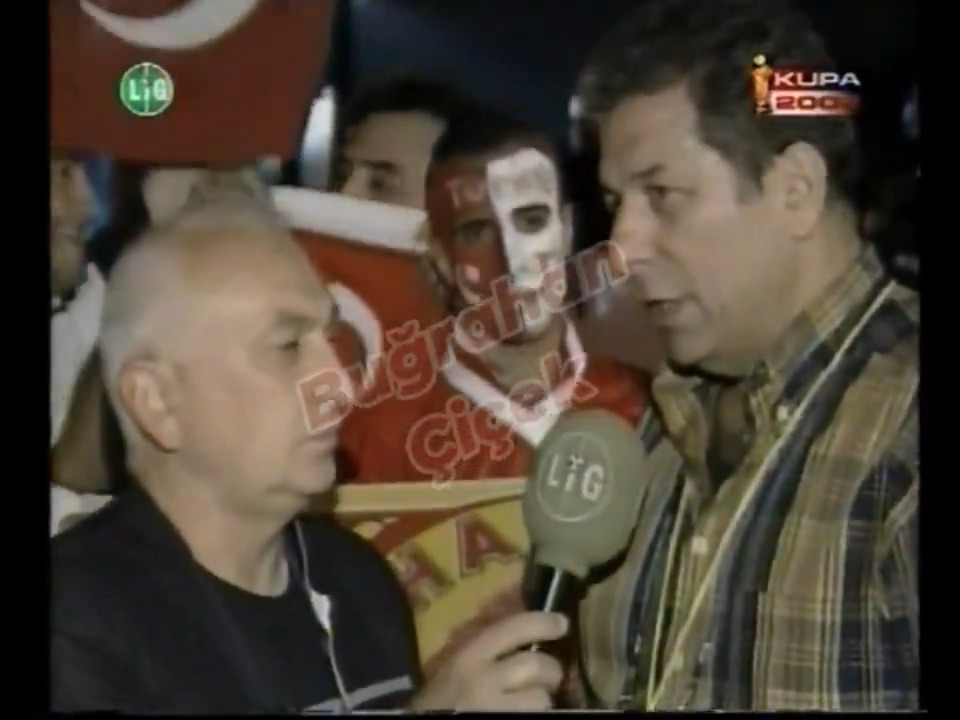 Milli takımın Senegal'i yenip yarı finale çıkması sonrası Erman Toroğlu'ndan takıma ve teknik direktör Şenol Güneş'e eleştiriler. (2002) Erman Toroğlu: "Hakan Şükür'ü çekmeye mecbur değiliz. Hakan dışında herkes çok iyi oynadı. Hakan Şükür, Senegal'in en iyi oyuncusuydu. Şenol Güneş takımı çomaklamazsa takım iyi oynuyor. Bugün az çomakladı kazandık. Ümit Davala papağan gibi kafasını kazıtmış, saçlarına değil oyununa değişiklik yapsın. Bu takım yaşlandı bu takıma genç oyuncular alalım."